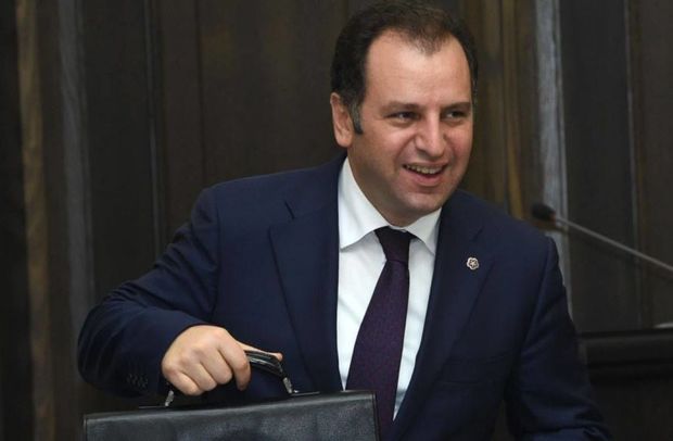 Ermənistanın müdafiə naziri istefa verdi