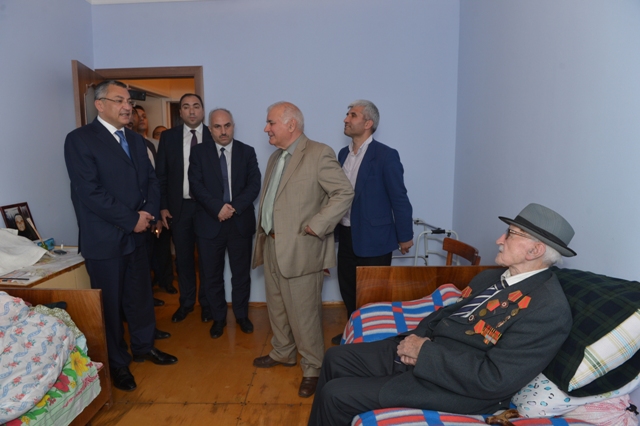 Rövşən Rzayev 100 yaşlı müharibə veteranına baş çəkib - FOTOLAR