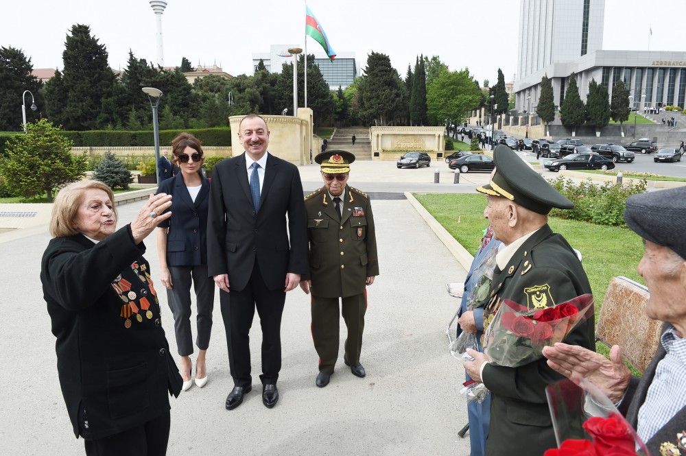 Prezident və birinci xanım 9 May münasibətilə keçirilən mərasimdə - YENİLƏNİB