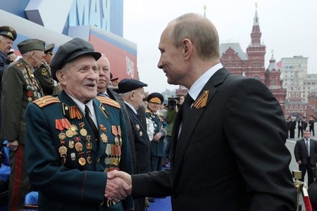 Putin veteranı cangüdənlərinin əlindən qurtardı