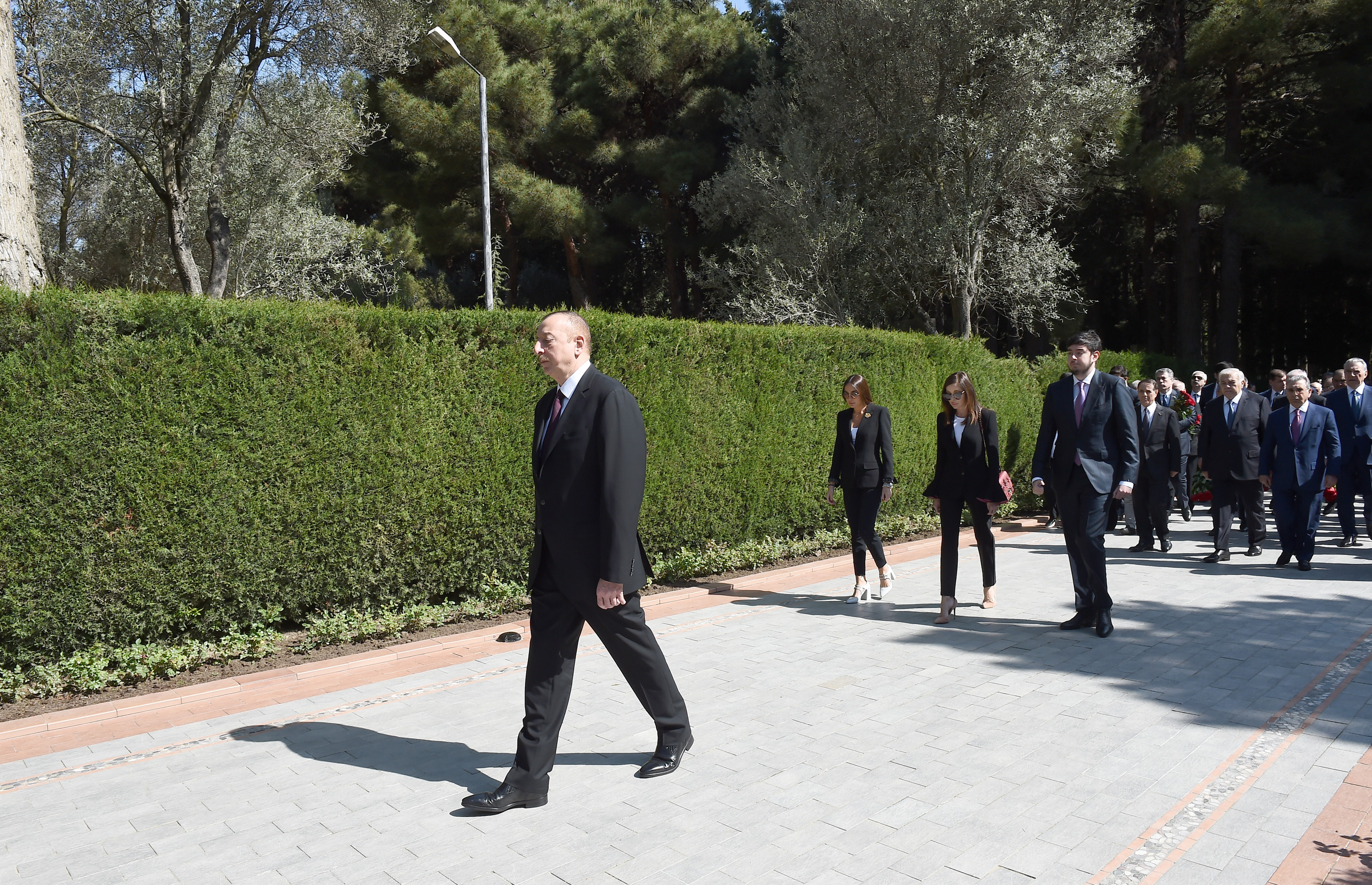 Prezident və birinci xanım Heydər Əliyevin məzarını ziyarət etdi