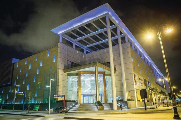 Qadın “Gənclik Mall”dan bahalı paltarlar OĞURLADI