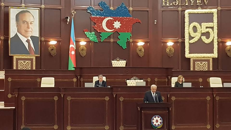 “Onun gördüyü işlər insanı heyrətə gətirir” – Oqtay Əsədov