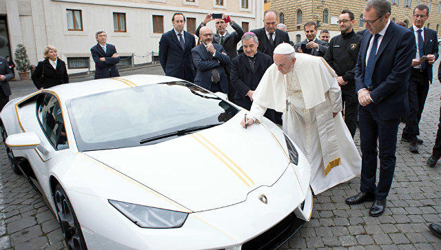 Roma Papası “Lamborghini”sini satır
