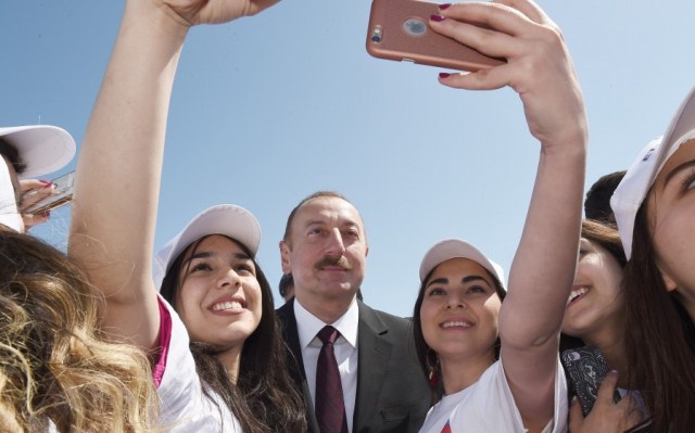 Prezident və birinci xanım gənclərlə selfi çəkdirdilər - FOTOLAR   