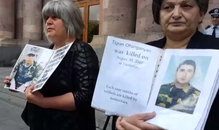 Ermənistanda əsgər anaları Paşinyandan kömək istədilər: “Övladlarımızın qatillərini tapın!”