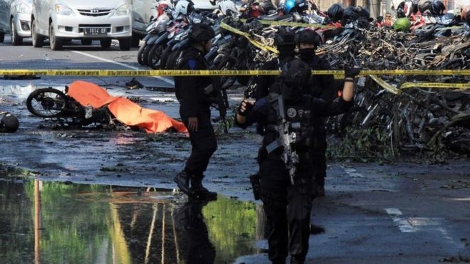 İndoneziyada iki kilsəni partlatdılar - 9 ölü, 40-dan çox yaralı