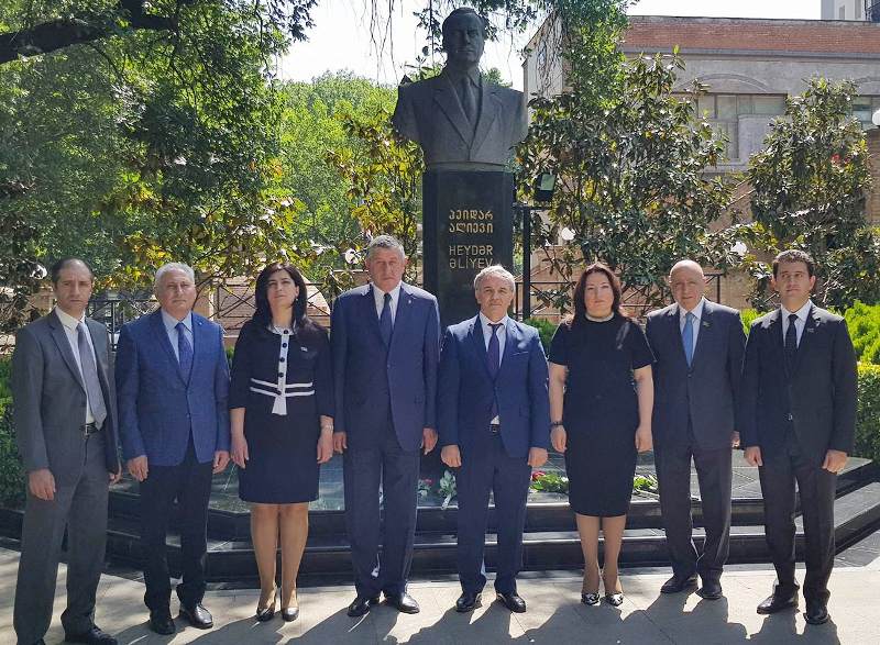 Azərbaycanlı deputatlar Gürcüstanda Heydər Əliyevin abidəsini ziyarət ediblər