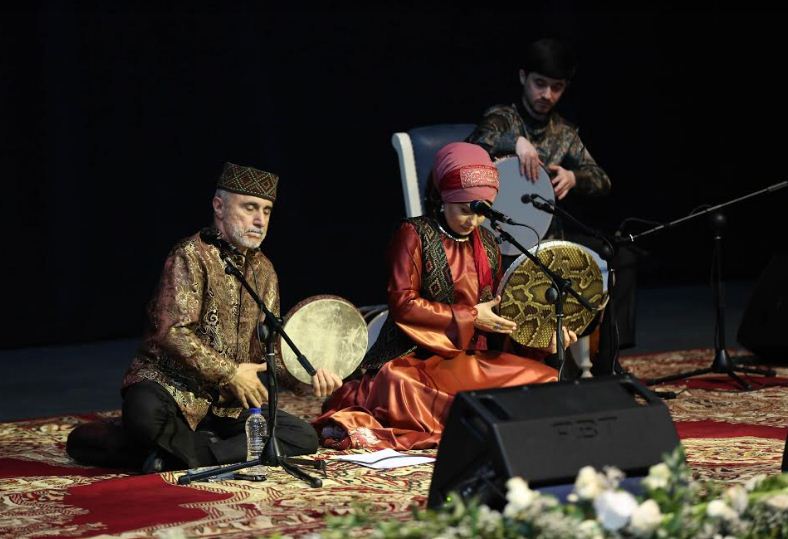 Alim Qasımov və qızı Gəncə Dövlət Filarmoniyasının səhnəsində