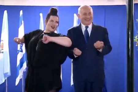Netanyahu Avroviziya qalibi ilə “Toyuq rəqsi” oynadı – Video