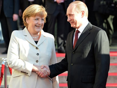Merkel Putinlə görüşə gəldi və rusca danışdı