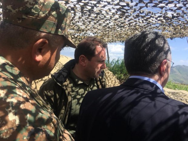 Ermənistanın m&uuml;dafiə və xarici işlər nazirləri Nax&ccedil;ıvan sərhədində