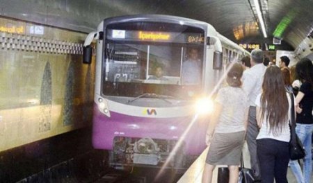 Bakı metrosunda gənc oğlan özünü relslərin üstünə atdı   
