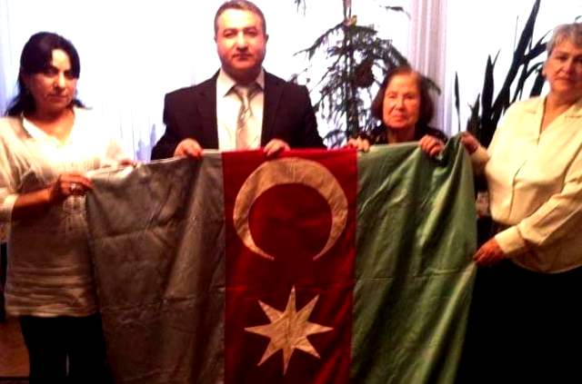 100 yaşlı bayrağı təslim alan tədqiqatçı: “Novruz müəllimə əmanətin məndə olduğunu dedim” - FOTO