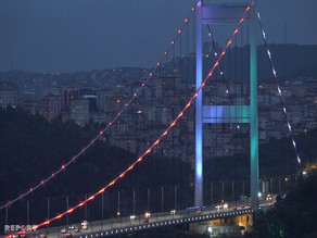İstanbulun məşhur asma k&ouml;rp&uuml;s&uuml; Azərbaycan bayrağının rəngləri ilə işıqlanıb&nbsp;- FOTO