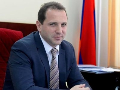 Ermənistanın müdafiə naziri də oğlunu əsgərliyə göndərir