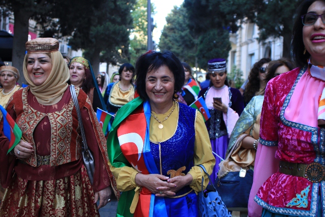 QHT rəhbərləri milli geyimdə bayram y&uuml;r&uuml;ş&uuml; ke&ccedil;irib