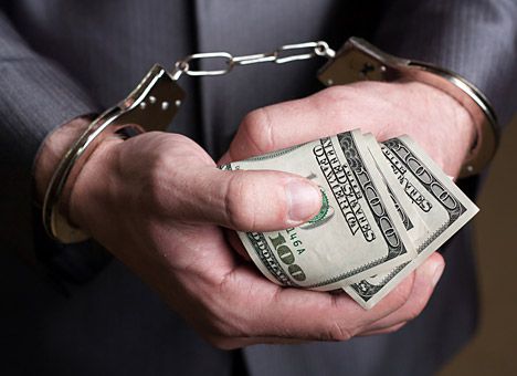 Prezidentin köməkçisi rüşvət alarkən tutuldu