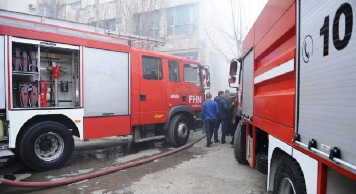 Bakıda yanan binada tüstüdən boğulan var   