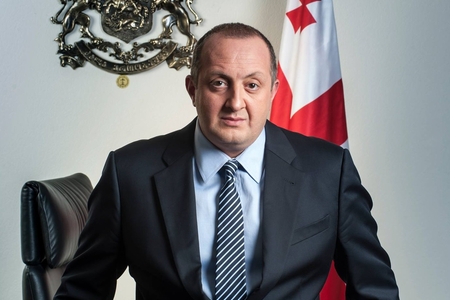 Gürcüstan prezidenti etirazçılarla görüşdü