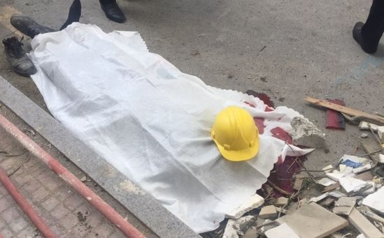 Sumqayıtda binadan yıxılan fəhlə &ouml;ld&uuml;