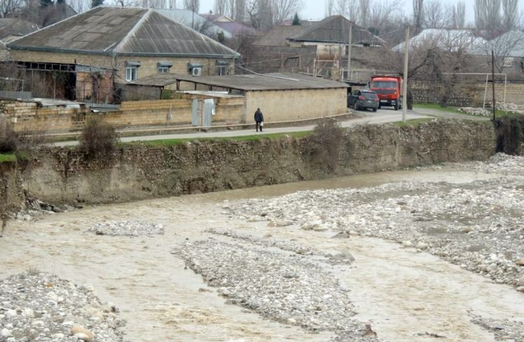 Ağsuda sel əhaliyə ziyan vurub 