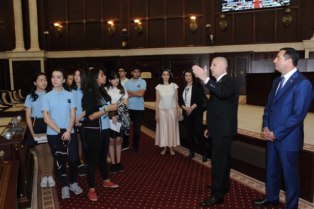 “Oksford”un şagirdləri Milli Məclisdə - FOTOLAR
