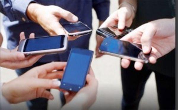 Məktəblərə mobil telefon aparmaq qadağan edildi 