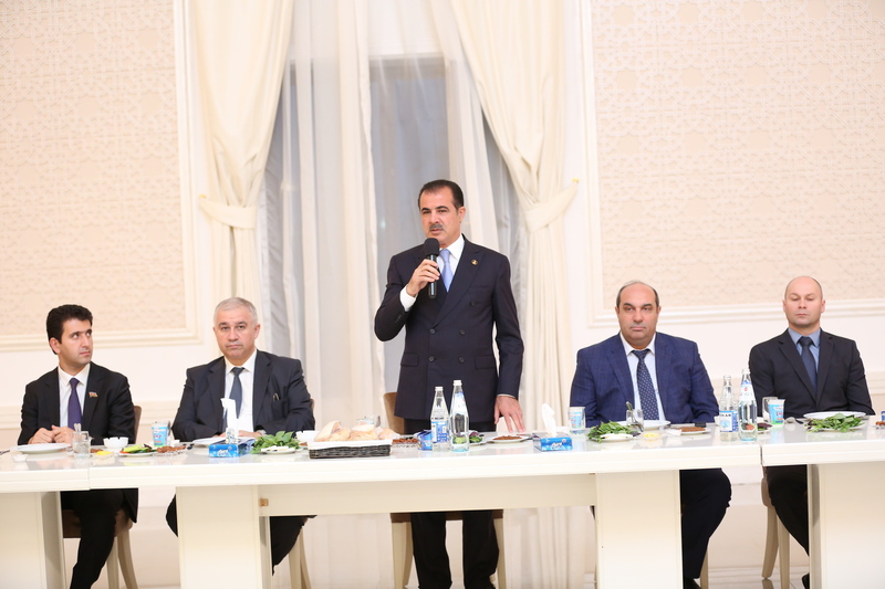 Elmar Vəliyev iftar s&uuml;frəsi a&ccedil;dı&nbsp;