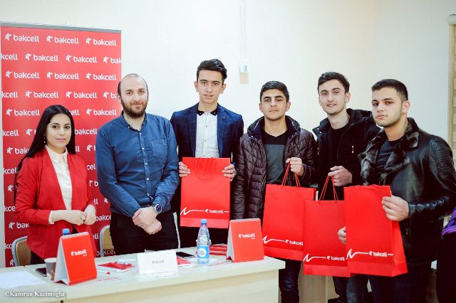 Tələbələr təcrübə keçdikləri müəssisələrdən iş təklifləri alır