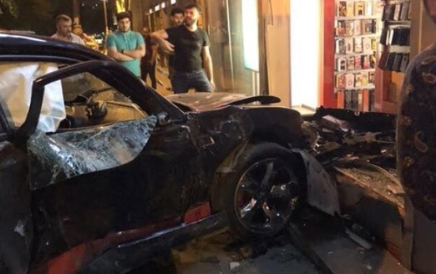 Avtomobil supermarketə çırpıldı: 14 yaralı
