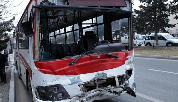 Bakıdakı avtobus qəzası ilə bağlı rəsmi məlumat - ölən və yaralanan var   