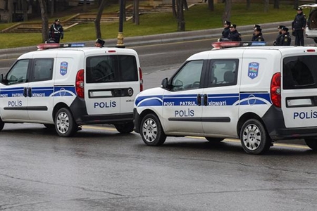 Bağ&ccedil;a m&uuml;diri polis b&ouml;lməsinə aparılıb 
