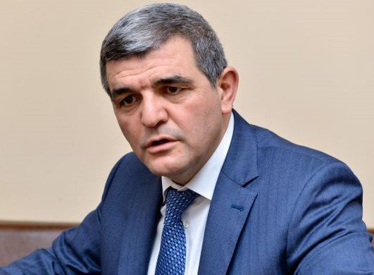 M&ouml;vhumatı dəstəkləyən diplomlular..