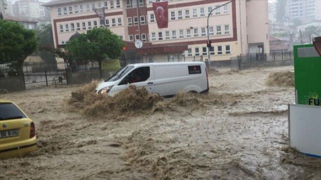 Türkiyədə sel fəlakəti: 166 evi su basdı