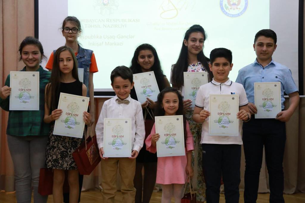 ABŞ səfirliyi qalibləri m&uuml;kafatlandırdı