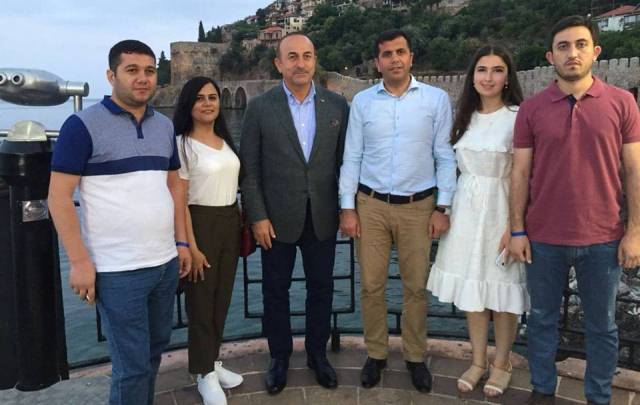 Çavuşoğlu azərbaycanlı jurnalistlərin suallarını cavablandırdı: “Bəzən dostum Elmar Məmmədyarovla zarafatlaşıram”