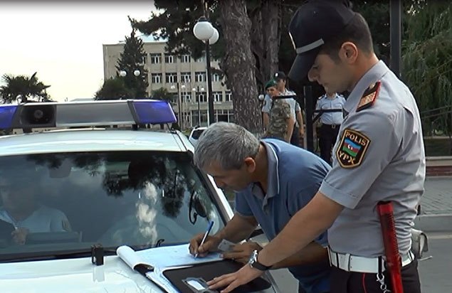 Yol polisi Bakıda “Son zəng”ə gələn 300 sürücüyə protokol YAZDI  