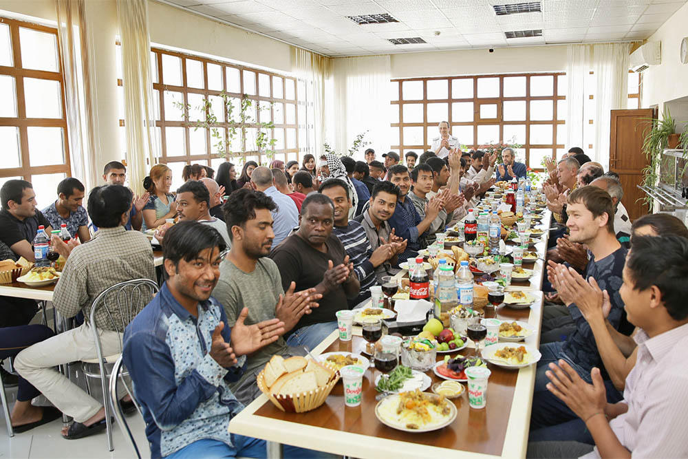 Bakıda əcnəbilər üçün bayram süfrəsi açıldı - FOTOLAR