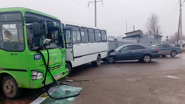 2 avtobus toqquşdu: 1 ölü, 14 yaralı