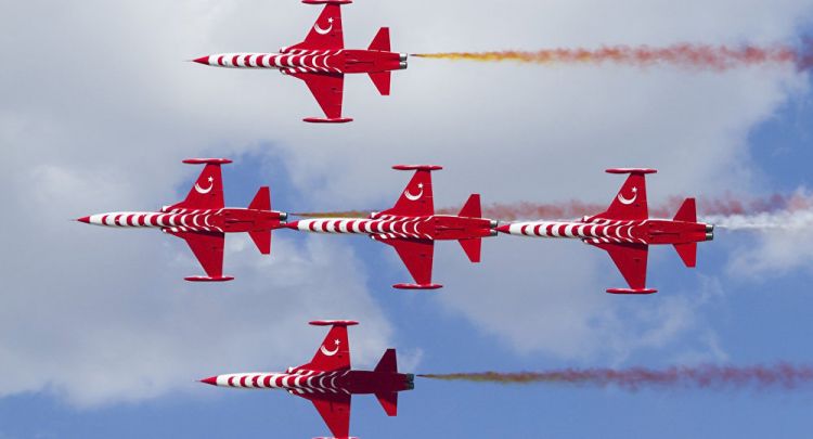 “Türk Ulduzları” Bakı səmasında uçuşlar edib - FOTOLAR