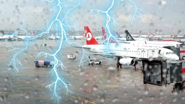 Atatürk Hava Limanına uçuş dayandırıldı