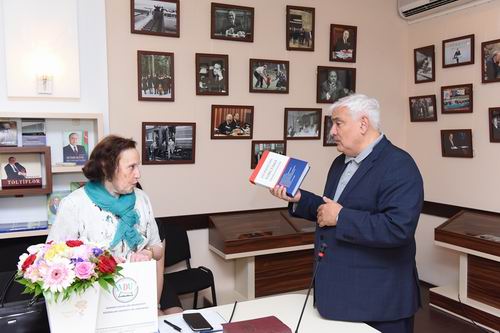 Lidiya Mixaylovna Qranovskaya kitablarını ADU-ya hədiyyə edib