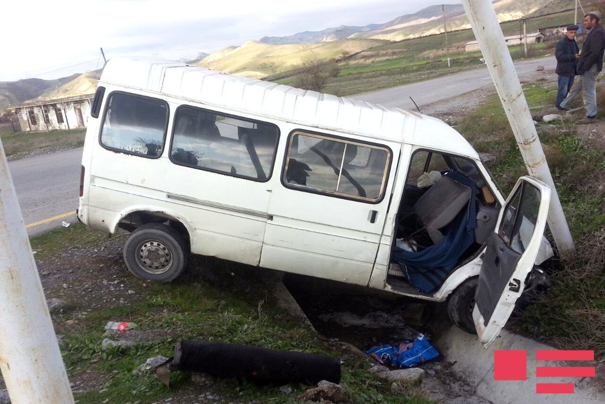 Zaqataladan Mingəçevirə gedən mikroavtobus aşdı: 2 ölü, 9 yaralı - YENİLƏNİB