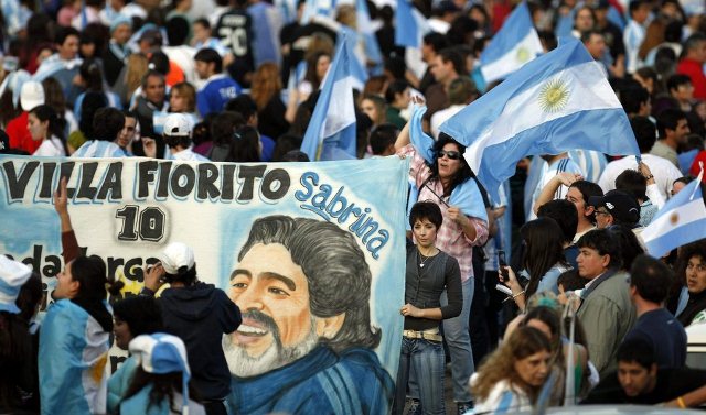 Maradona pul qarşılığında azarkeşlik edəcək
