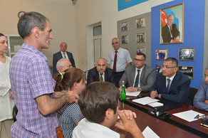 Rövşən Rzayev məcburi köçkünləri qəbul edib