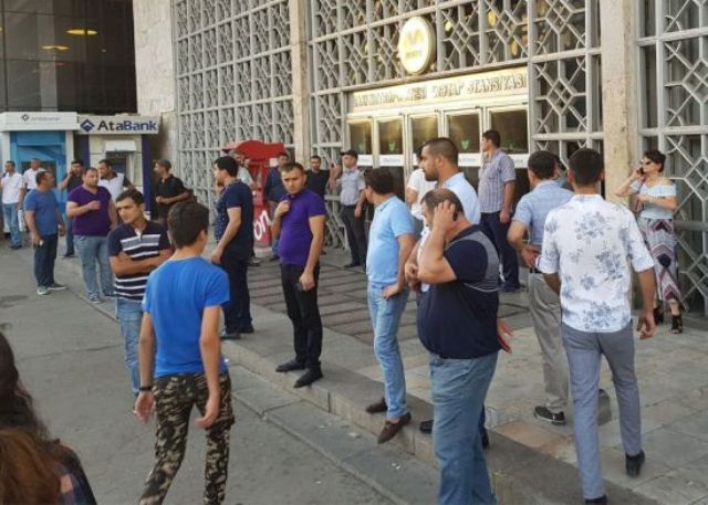 Metroya giriş bağlandı: Tuneldə qalan sərnişinlər evakuasiya olunur