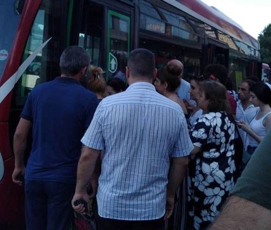 Ən çox sıxlıq “Neftçilər”, “Əhmədli”, “20 Yanvar” stansiyalarının önündədir