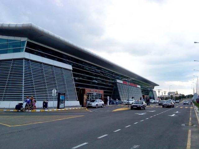 Tbilisi aeroportunda kassaya zəhərli maddə tökən rusiyalı saxlanıldı - Yenilənib