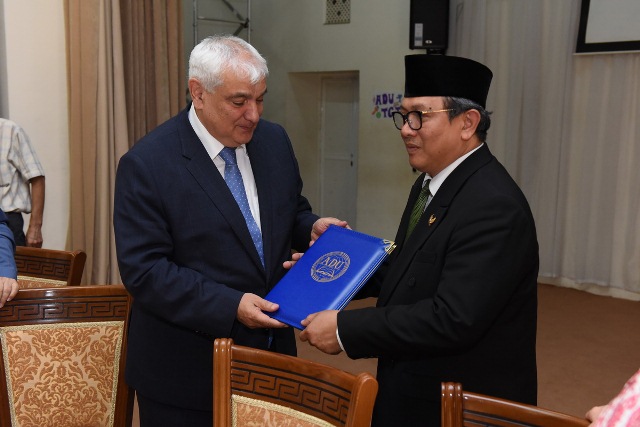İndoneziya səfiri ADU-nun fəxri professoru oldu   
